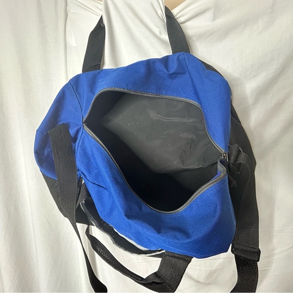 Gym duffle bag with removable shoulder strap. - Picture 5 of 6